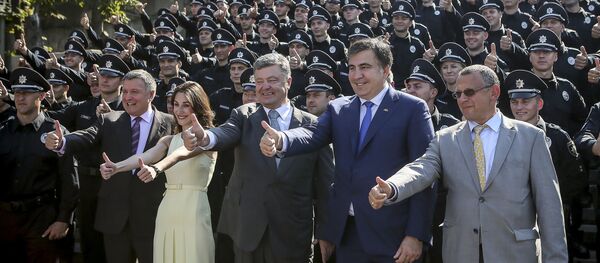 Слева направо: Арсен Аваков, Эка Згуладзе, президент Петр Порошенко и  Михаил Саакашвили  в Одессе, архивное фото - Sputnik Литва