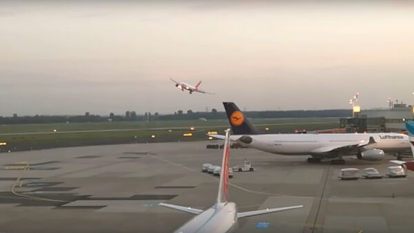 Опасный маневр немецкого пилота попал на видео - Sputnik Lietuva