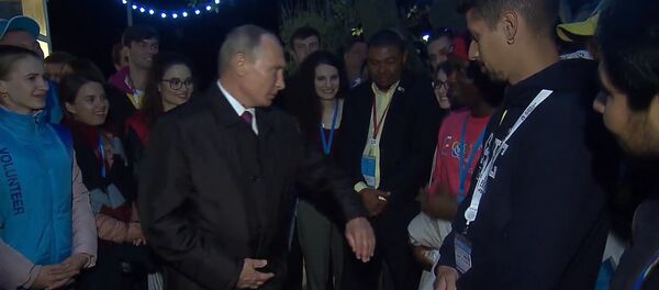 Путин разрешил ущипнуть его на встрече со студентами в Сочи - Sputnik Литва