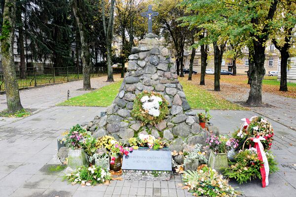 Памятник в сквере возле музея геноцида - Sputnik Литва