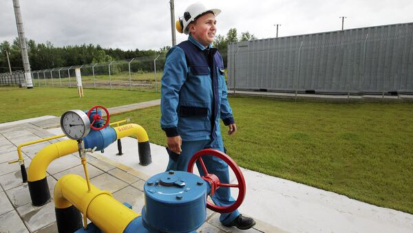 Рабочий на газокомпрессорной станции в Полтавской области Украины - Sputnik Lietuva