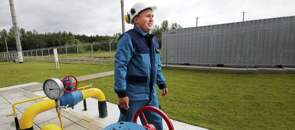 Рабочий на газокомпрессорной станции в Полтавской области Украины Рабочий на газокомпрессорной станции в Полтавской области Украины - Sputnik Lietuva