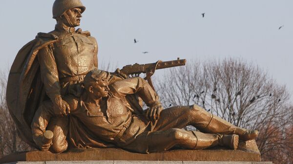 Памятник советским войскам на советском военном кладбище в Варшаве - Sputnik Lietuva