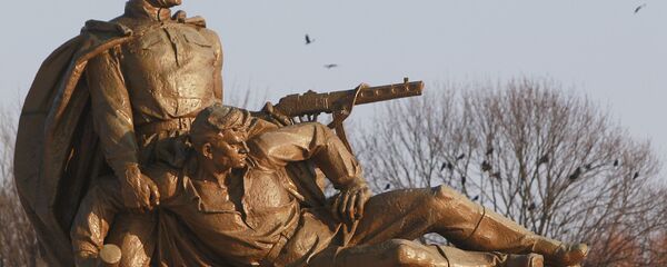 Памятник советским войскам на советском военном кладбище в Варшаве Памятник советским войскам на советском военном кладбище в Варшаве - Sputnik Lietuva