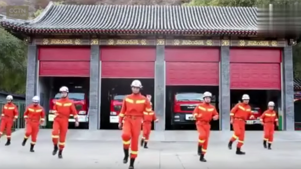 Kinijos gaisrininkai nustebino socialinių tinklų naudotojus uždegančiu šokiu - Sputnik Lietuva