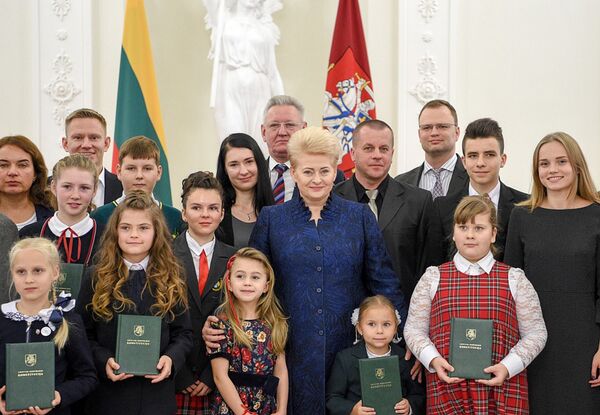 Награждение победителей экзамена по Конституции Награждение победителей экзамена по Конституции - Sputnik Lietuva