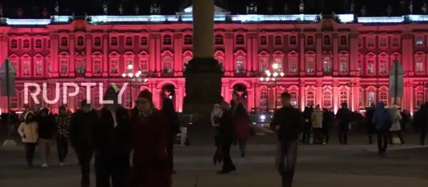 Подсветка Зимнего дворца в Петербурге к столетию русской революции Подсветка Зимнего дворца в Петербурге к столетию русской революции - Sputnik Литва