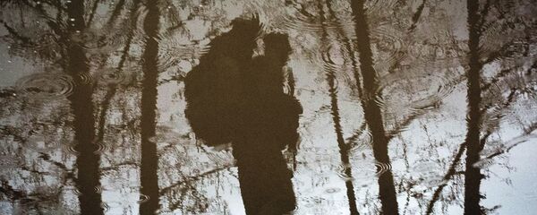 Отражение в воде призывника, который в первый раз пришел на учения в лес Видмантаса Балкунаса Отражение в воде призывника, который в первый раз пришел на учения в лес Видмантаса Балкунаса - Sputnik Литва