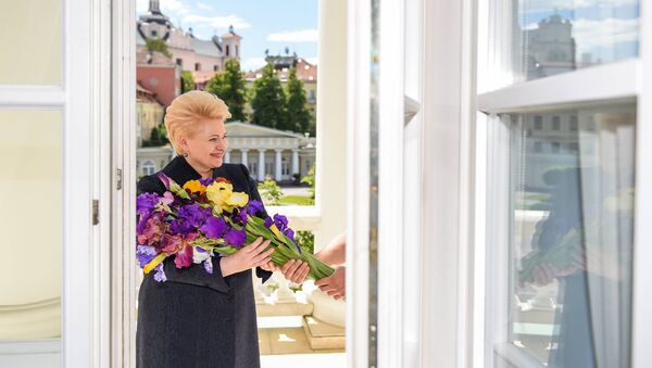 Президенту Литвы Дале Грибаускайте дарят цветы - Sputnik Lietuva