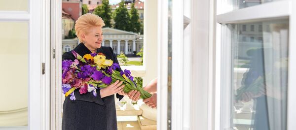 Президенту Литвы Дале Грибаускайте дарят цветы - Sputnik Литва