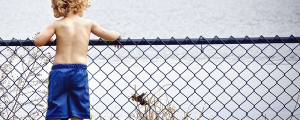 Мальчик перед водоемом, архивное фото Мальчик перед водоемом, архивное фото - Sputnik Lietuva