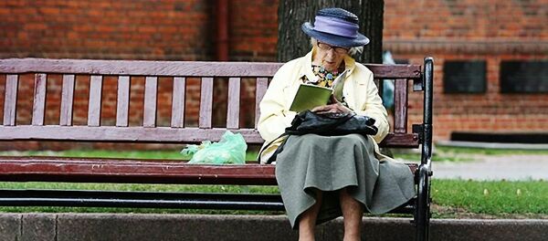 Пожилая женщина отдыхает в парке - Sputnik Lietuva