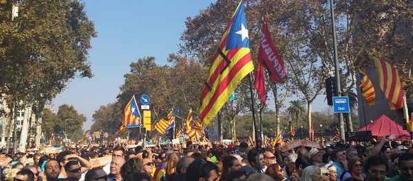 Акция у здания парламента Каталонии в поддержку провозглашения независимости - Sputnik Литва
