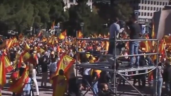 В Мадриде тысячи человек вышли на акцию в защиту единства Испании - Sputnik Lietuva