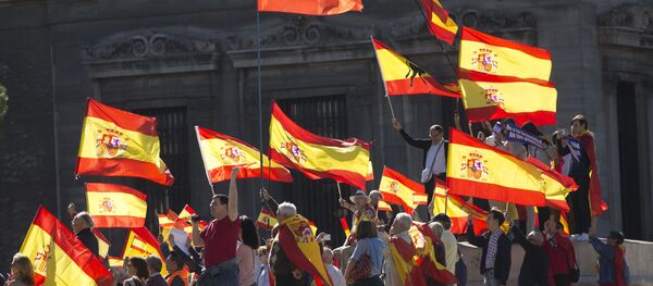 Люди на акции в Мадриде в поддержку единства Испании. 28 октября 2017 Люди на акции в Мадриде в поддержку единства Испании. 28 октября 2017 - Sputnik Литва