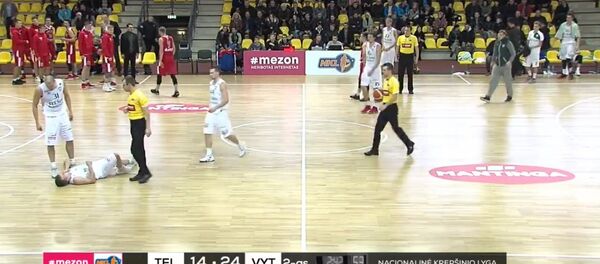 Баскетболист Тельшая во время игры нокаутировал партнера по команде, архивное фото - Sputnik Литва