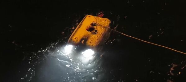 Российские спасатели готовятся к подъему упавшего Ми-8 - Sputnik Литва