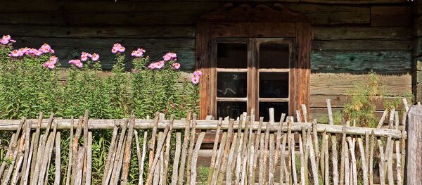 Деревянный дом в Румшишкес, Литва, архивное фото Деревянный дом в Румшишкес, Литва, архивное фото - Sputnik Литва