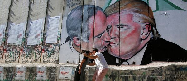 Граффити с поцелуем Дональда Трампа и Биньямина Нетаньяху на стене между Израилем и Палестиной в Вифлееме, Израиль - Sputnik Литва