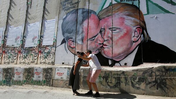 Граффити с поцелуем Дональда Трампа и Биньямина Нетаньяху на стене между Израилем и Палестиной в Вифлееме, Израиль - Sputnik Lietuva