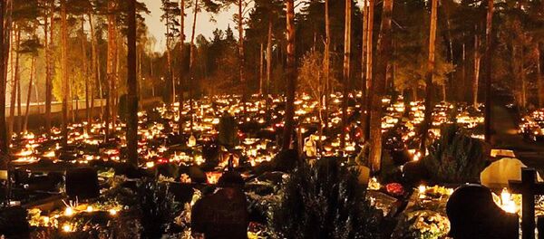 Кладбище в день поминовения умерших Кладбище в день поминовения умерших - Sputnik Lietuva