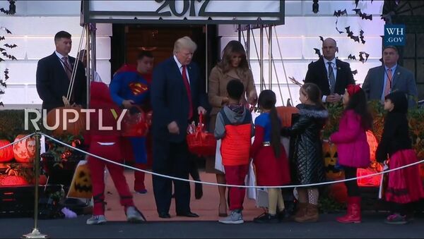 Дональд Трамп с женой Меланией дарят конфеты детям на Хэллоуин - Sputnik Lietuva