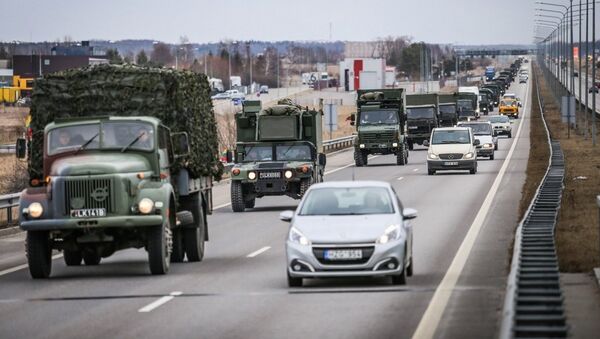 Литовские военнослужащие едут на учения - Sputnik Lietuva