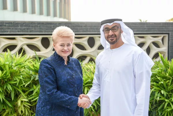 Dalia Grybauskaitė su Abu Dabio sosto įpėdiniu Mohammedu bin Zayedu bin Sultanu Al-Nahyanu Dalia Grybauskaitė su Abu Dabio sosto įpėdiniu Mohammedu bin Zayedu bin Sultanu Al-Nahyanu - Sputnik Lietuva