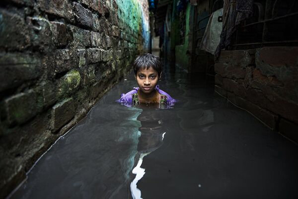 Снимок фотографа Raju Ghosh Борьба (Struggle) победил в номинации Антропогенная среда. Фотография сделана в Западной Бенгалии в трущобах, затопленных после муссонных дождей - Sputnik Литва