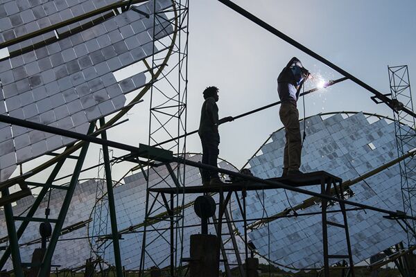 Снимок Меняющаяся Африка 3 (Changing Africa 3) фотографа Joerg Boethling был сделан в городе дано в Буркина-Фасо, где, благодаря использованию параболических зеркал, собирают энергию для работы рисовой мельницы - Sputnik Литва