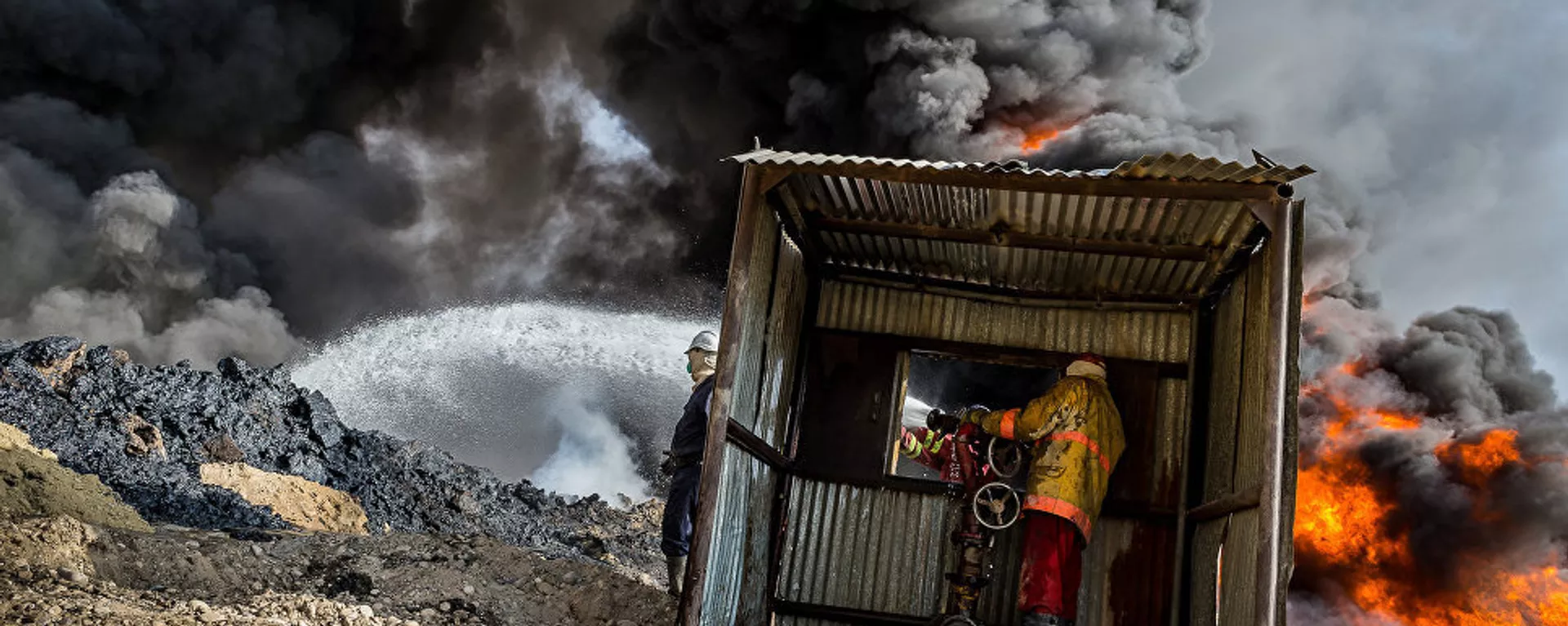Снимок Горящие нефтяные поля Кайяры (Qayyarah burning oil fields) фотографа Alessandro Rota был сделан 31 октября 2016 года в Ираке, где боевики ИГ (террористическая организация, запрещенная в России) перед отступлением подожгли одно из нефтяных месторождений - Sputnik Lietuva, 1920, 25.07.2021