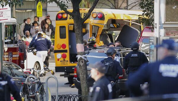 Поврежденный школьный автобус вследствие теракта в Нью-Йорке, архивное фото - Sputnik Lietuva