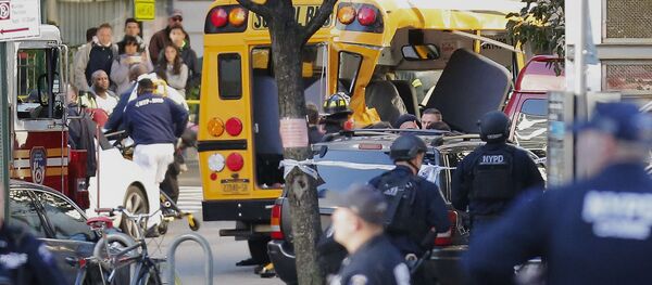 Поврежденный школьный автобус вследствие теракта в Нью-Йорке, архивное фото Поврежденный школьный автобус вследствие теракта в Нью-Йорке, архивное фото - Sputnik Lietuva