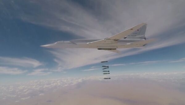 Rusijos bombonešių smūgius teroristams Sirijoje – vaizdo įrašas - Sputnik Lietuva