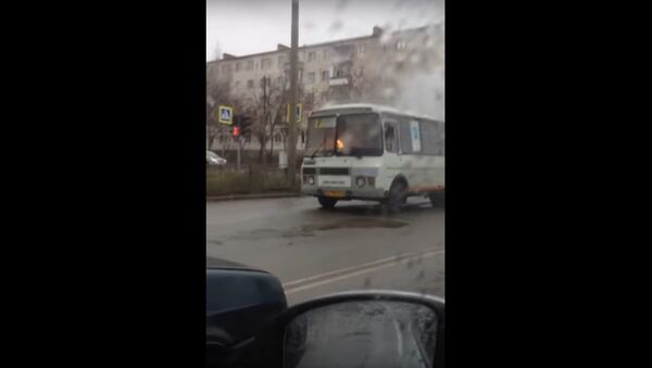 По улицам российского города проехал горящий автобус - Sputnik Литва