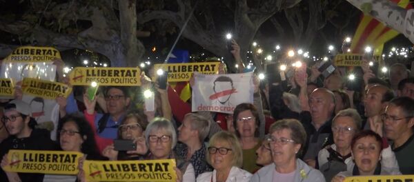 Тысячи человек в Барселоне вышли на акцию протеста против ареста каталонских политиков Тысячи человек в Барселоне вышли на акцию протеста против ареста каталонских политиков - Sputnik Литва