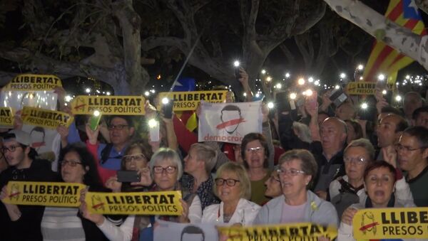 Тысячи человек в Барселоне вышли на акцию протеста против ареста каталонских политиков - Sputnik Литва