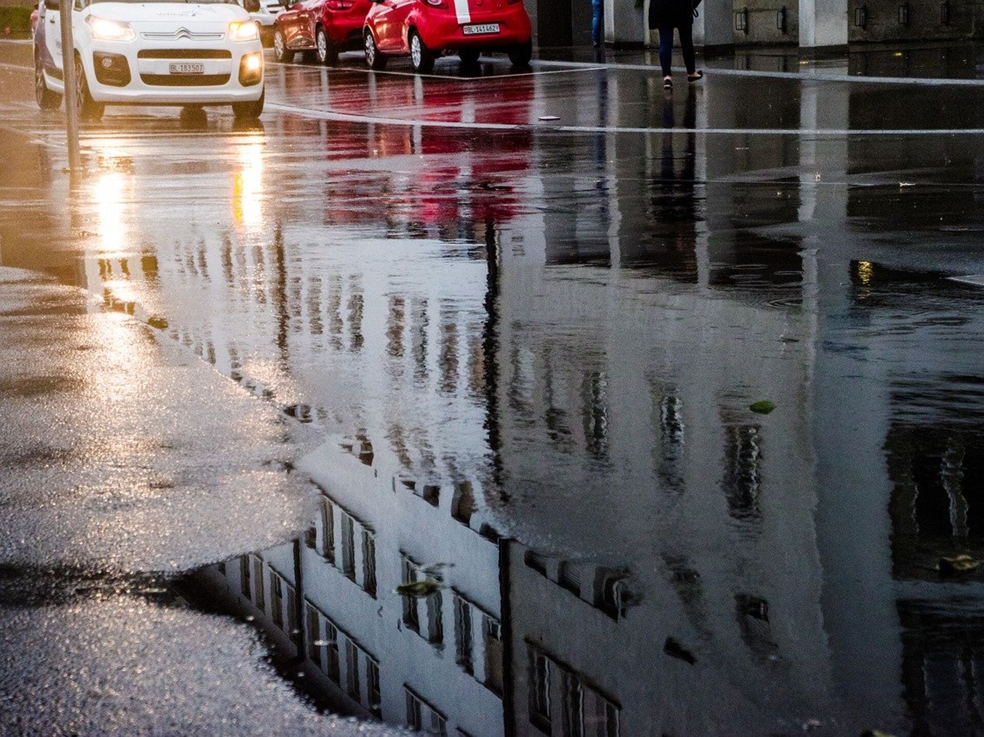 Городское отражение в луже дождь