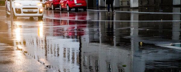 Мокрая дорога, архивное фото Мокрая дорога, архивное фото - Sputnik Lietuva