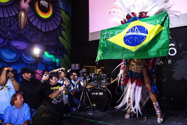 Участница конкурса Рози Оливейра из штата Амазонас держит Бразильский национальный флаг с надписью Темер-аут (намек на президента страны Мишела Темера) - Sputnik Литва