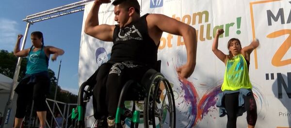 Инвалид-колясочник из Чили стал учителем танцев и проводит мастер-классы - Sputnik Литва