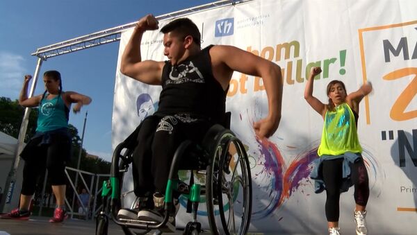 Инвалид-колясочник из Чили стал учителем танцев и проводит мастер-классы - Sputnik Литва