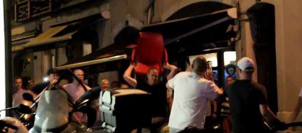 Английские и российские футбольные фанаты подрались в Марселе. Кадры инцидента Английские и российские футбольные фанаты подрались в Марселе. Кадры инцидента - Sputnik Литва