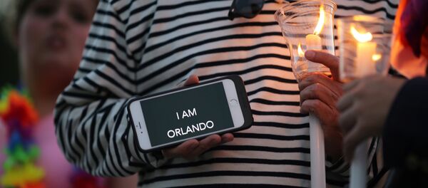 Соболезнующие погибшим в ночном клубе при перестрелке в Орландо, Флорида. Соболезнующие погибшим в ночном клубе при перестрелке в Орландо, Флорида. - Sputnik Lietuva