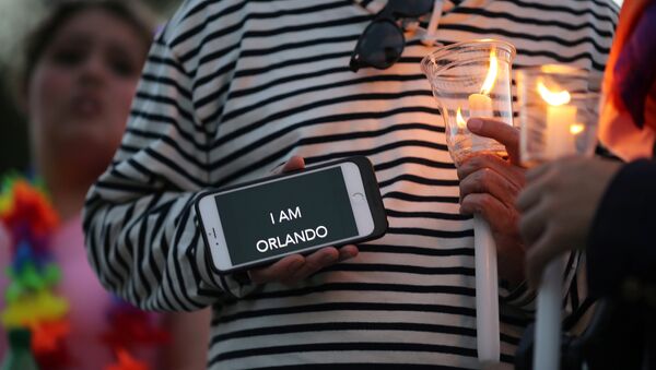 Соболезнующие погибшим в ночном клубе при перестрелке в Орландо, Флорида - Sputnik Литва