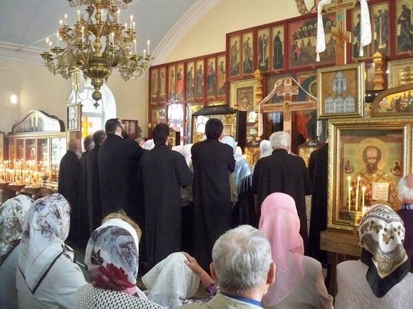Молитва внутри Свято-Никольского староверческого храма перед крестным ходом Молитва внутри Свято-Никольского староверческого храма перед крестным ходом - Sputnik Литва