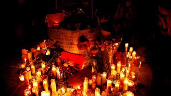 Соболезнующие ставят свечи памяти погибшим в теракте в Орландо, Флорида - Sputnik Литва