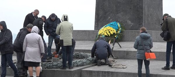 Неизвестные в Киеве залили цементом мемориал Вечный огонь - Sputnik Литва