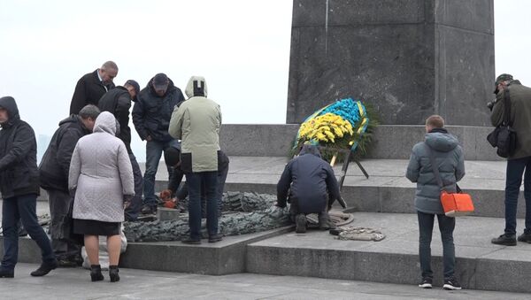 Неизвестные в Киеве залили цементом мемориал Вечный огонь - Sputnik Литва