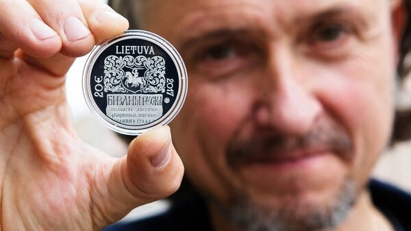 Коллекционная монета Литовского Банка Русская библия - Sputnik Lietuva